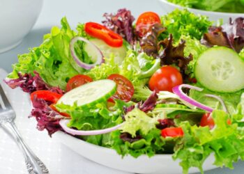 Receitas de saladas com ervas que apoiam a imunidade
