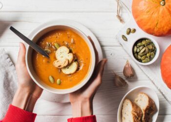 A sopa detox com ingredientes anti-inflamatórios que fortalece o corpo