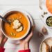 A sopa detox com ingredientes anti-inflamatórios que fortalece o corpo