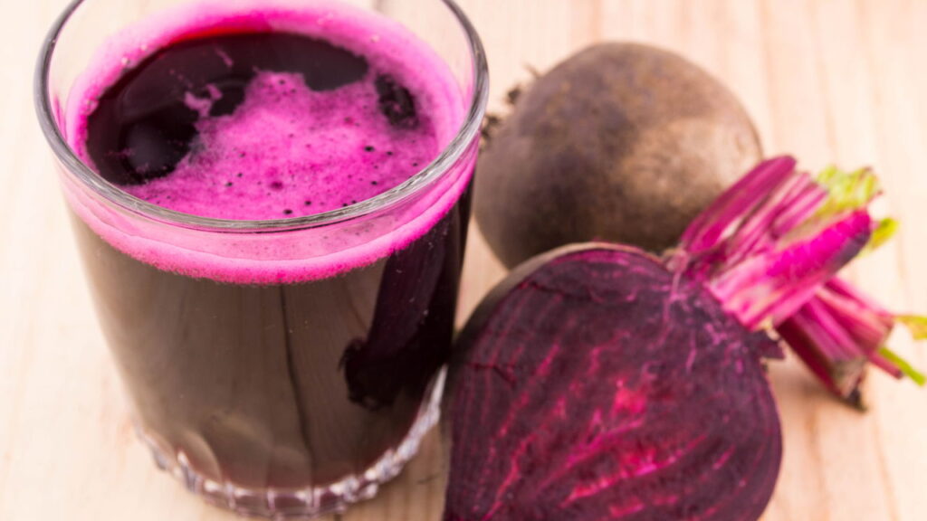 O suco que muita gente pode fazer em casa e não sabe que ajuda no ferro do sangue