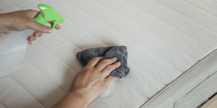 Colchão mais limpo com novo truque de vinagre contra manchas e bactérias