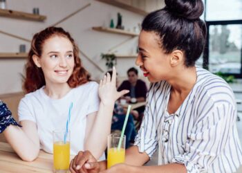 Como uma pessoa introvertida pode iniciar conversas, segundo a psicologia?