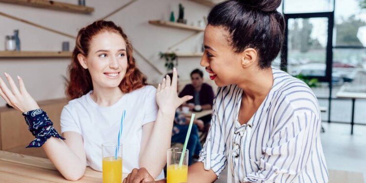 Como uma pessoa introvertida pode iniciar conversas, segundo a psicologia?