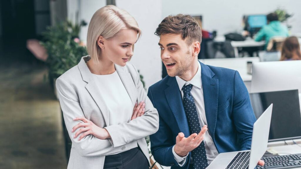 Como uma pessoa introvertida pode iniciar conversas, segundo a psicologia?