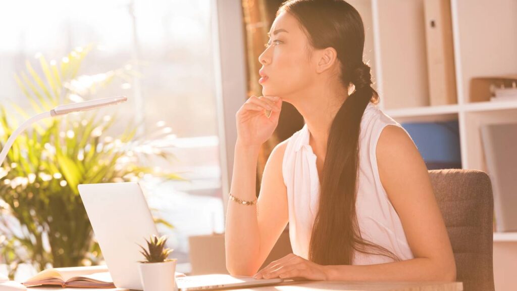 Dicas para reduzir a pressão de padrões sociais, segundo terapeutas