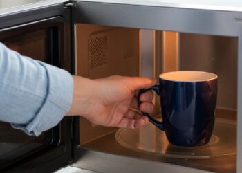 O segredo do micro-ondas que impede líquidos de explodirem ao aquecer