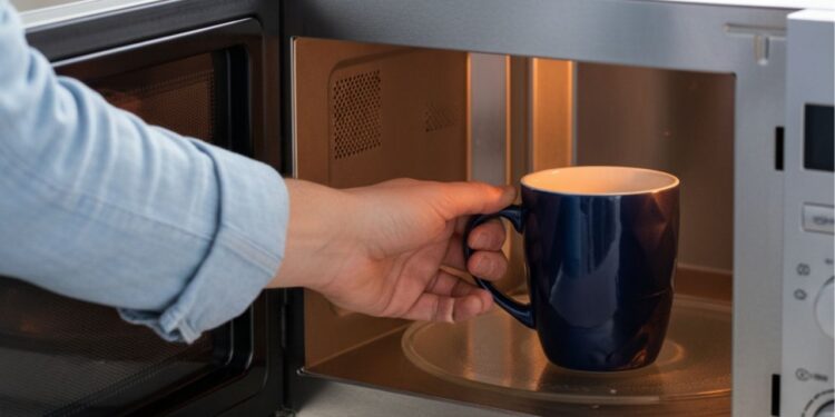 O segredo do micro-ondas que impede líquidos de explodirem ao aquecer