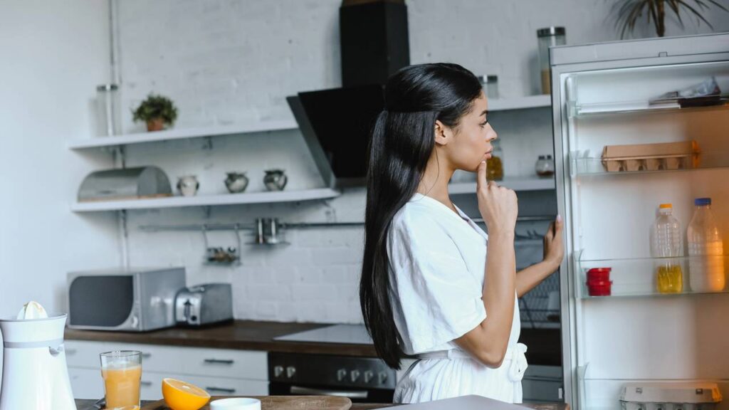 Por que abrimos a geladeira sem ter fome, segundo a psicologia