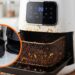 Nem escova metálica, nem lixa: este utensílio com água morna limpa a airfryer sem danificar