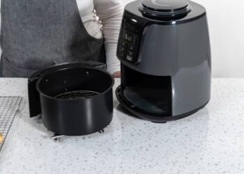 Essa peça escondida da airfryer precisa ser limpa para evitar cheiro de fritura
