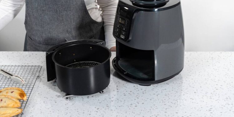 Essa peça escondida da airfryer precisa ser limpa para evitar cheiro de fritura