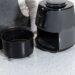 Essa peça escondida da airfryer precisa ser limpa para evitar cheiro de fritura
