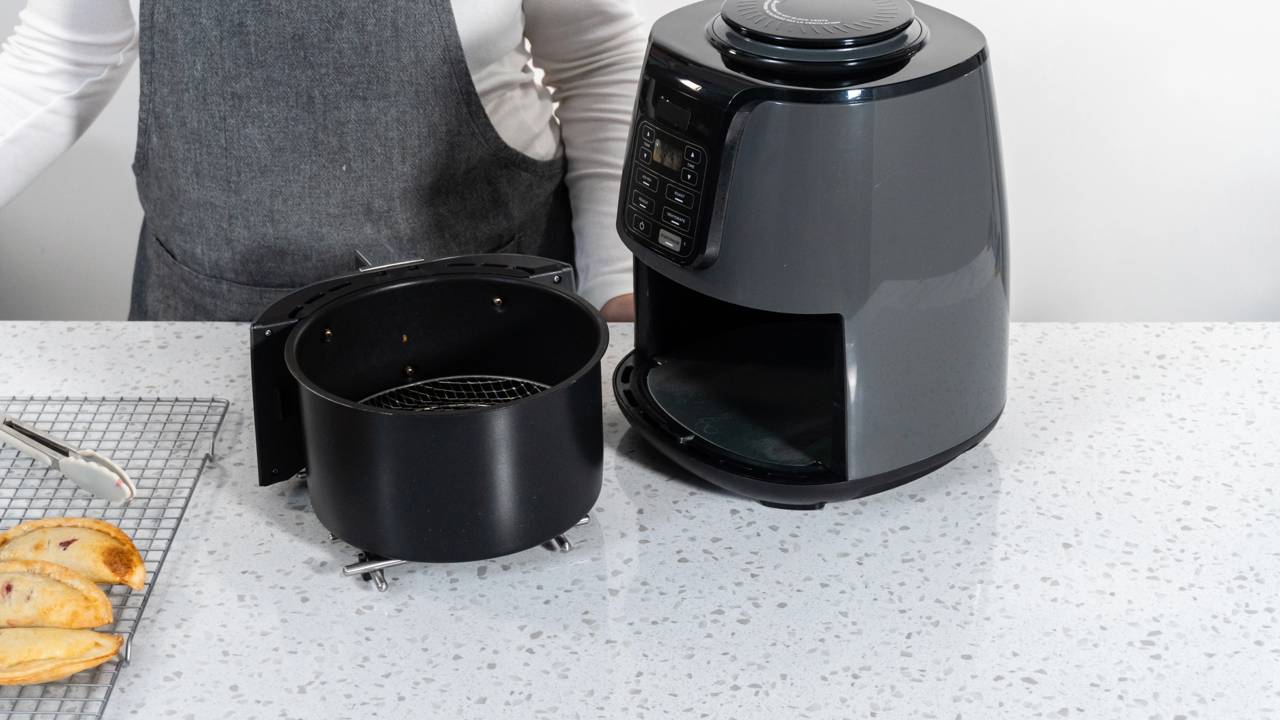 Parte escondida da air fryer que precisa de limpeza para evitar cheiro de fritura