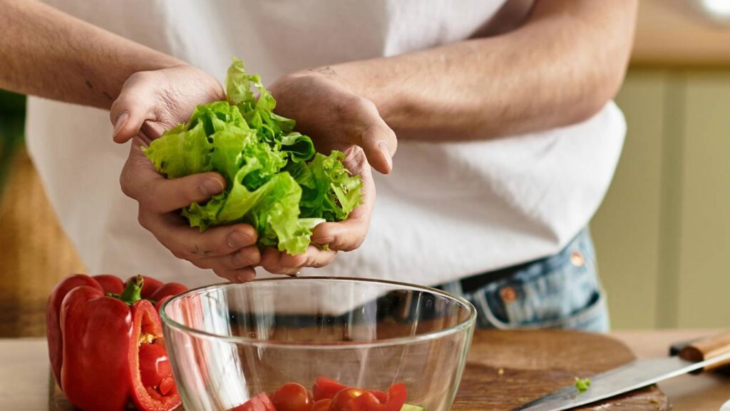 Nem acelga, nem espinafre: o bolinho frito feito com uma folha verde surpreendente