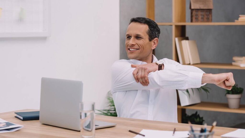 Saiba como alongamentos corretos ajudam a reduzir dor no ombro, melhorar mobilidade e evitar rigidez