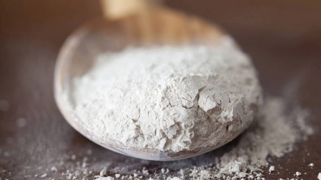 Nem detergente, nem sabão: este pó natural limpa pisos engordurados sem esforço