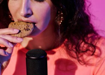 Por que dormimos ao ouvir ASMR, segundo especialistas