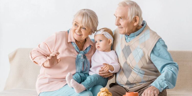 O que a psicologia revela sobre avós que escolhem o nome do bebê