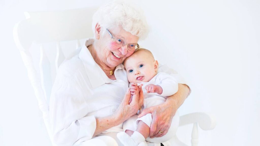 O que a psicologia revela sobre avós que escolhem o nome do bebê
