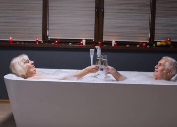 Rotina de banho para ter mais conforto e menos risco no para quem já passou dos 70 anos