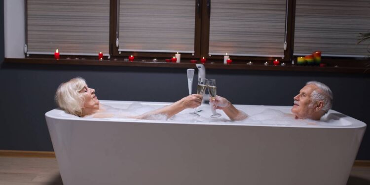 Rotina de banho para ter mais conforto e menos risco no para quem já passou dos 70 anos