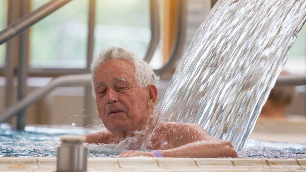 Rotina de banho para ter mais conforto e menos risco no para quem já passou dos 70 anos