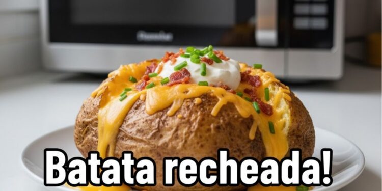 Batata recheada no micro-ondas: fácil, cremosa e pronta em minutos