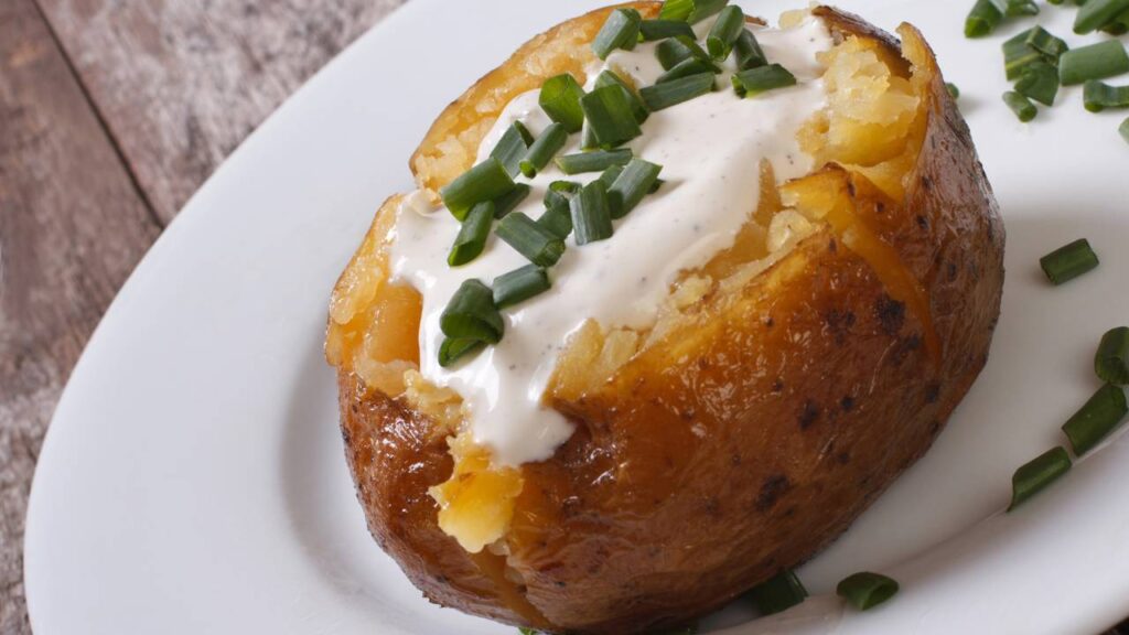 Batata recheada no micro-ondas: fácil, cremosa e pronta em minutos