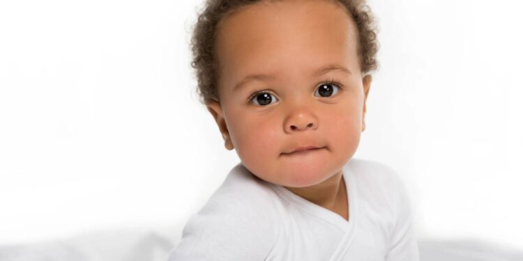 Famílias apostam em nomes pequenos e internacionais em 2026, buscando identidade, praticidade e originalidade