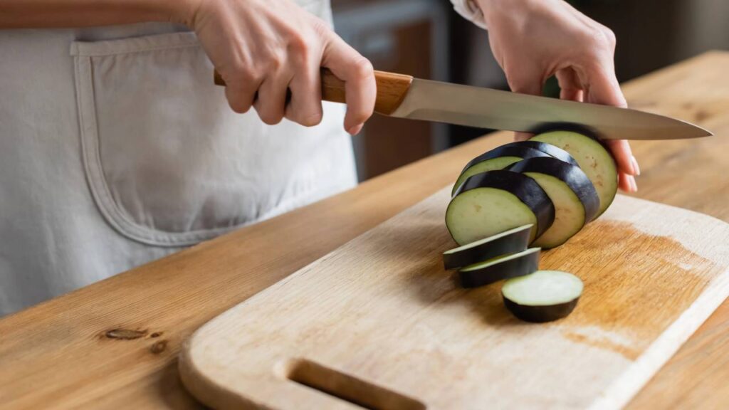 Prepare lasanha de berinjela no micro-ondas para um jantar leve