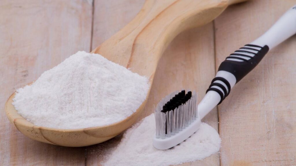 Dica para tirar manchas do sofá sem pano úmido e sem produto caro