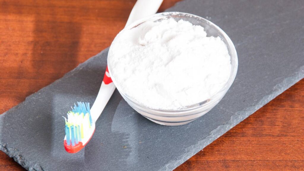 Nem detergente, nem sabão: este pó natural limpa pisos engordurados sem esforço