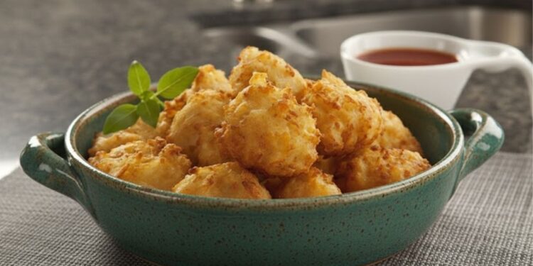 Nada de fritura ou farinha: faça bolinhos de arroz crocantes, rápido e fácil