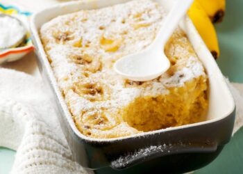 Receita rápida e sem sujeira de bolo de banana no micro-ondas em 5 minutos