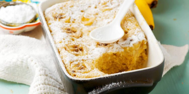 Receita rápida e sem sujeira de bolo de banana no micro-ondas em 5 minutos