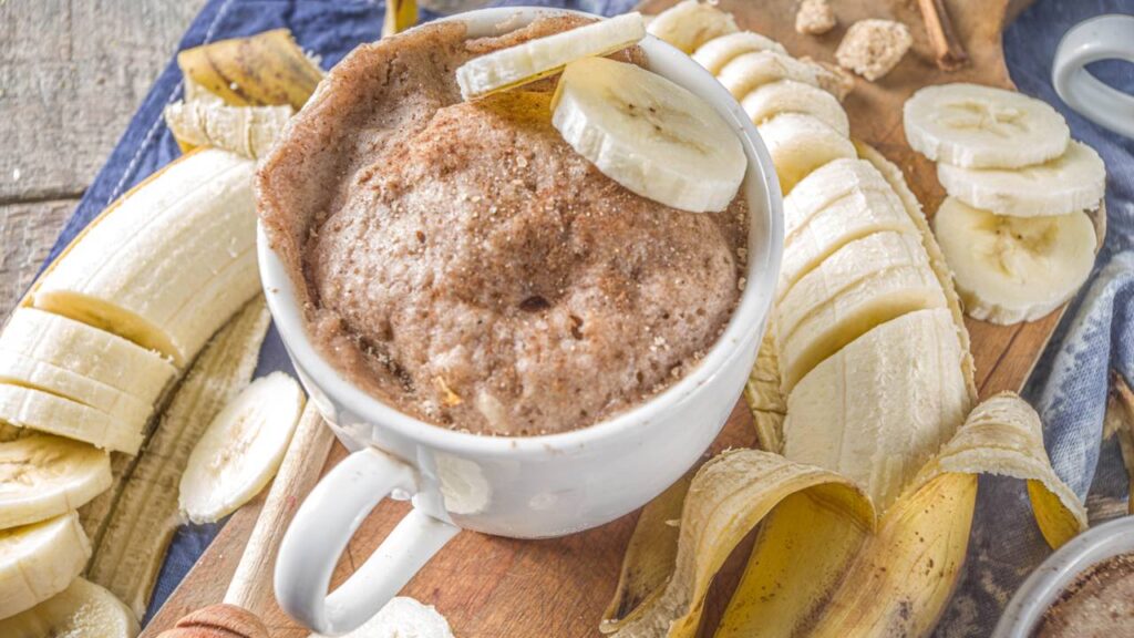 Receita rápida e sem sujeira de bolo de banana no micro-ondas em 5 minutos