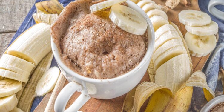Aprenda a fazer um mug cake de banana no micro-ondas