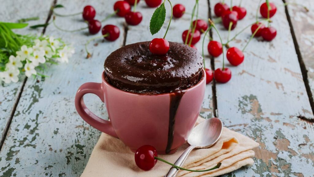 Bolo de chocolate de caneca no micro-ondas em 2 minutos: prático, fofo e irresistível