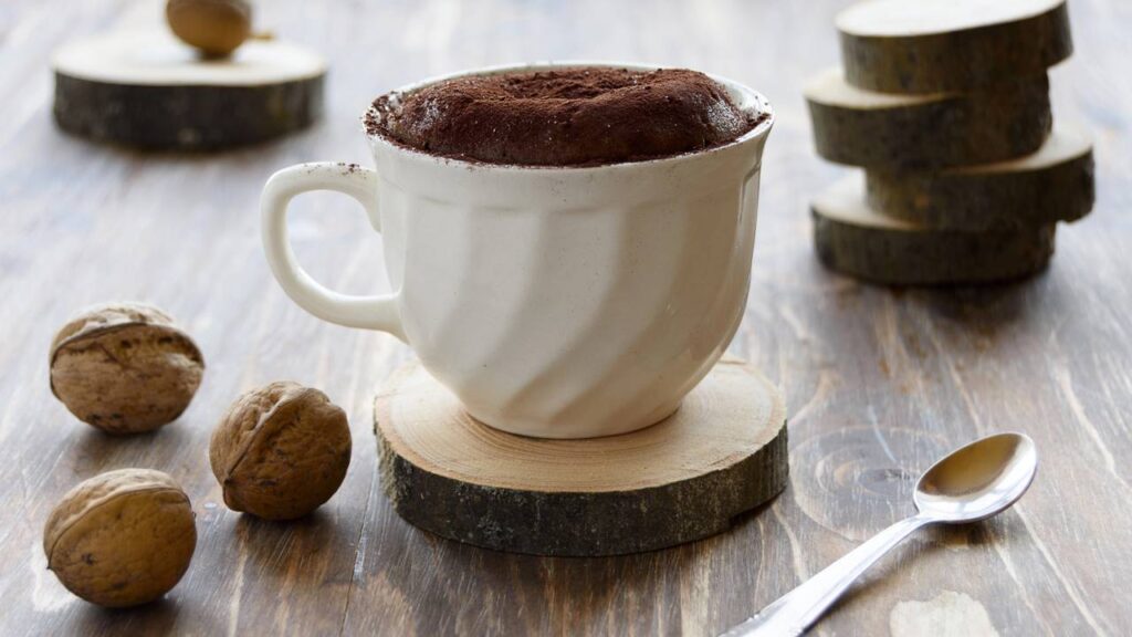Bolo de chocolate de caneca no micro-ondas em 2 minutos: prático, fofo e irresistível