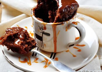 Receita rápida de bolo de chocolate com calda pronto no micro-ondas em 4 minutos