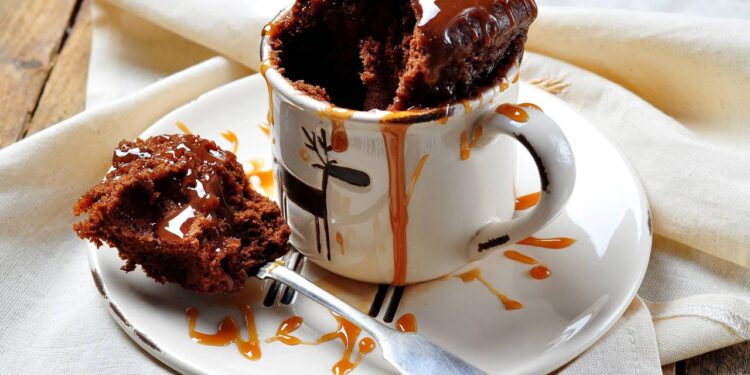 Receita rápida de bolo de chocolate com calda pronto no micro-ondas em 4 minutos