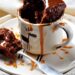 Receita rápida de bolo de chocolate com calda pronto no micro-ondas em 4 minutos