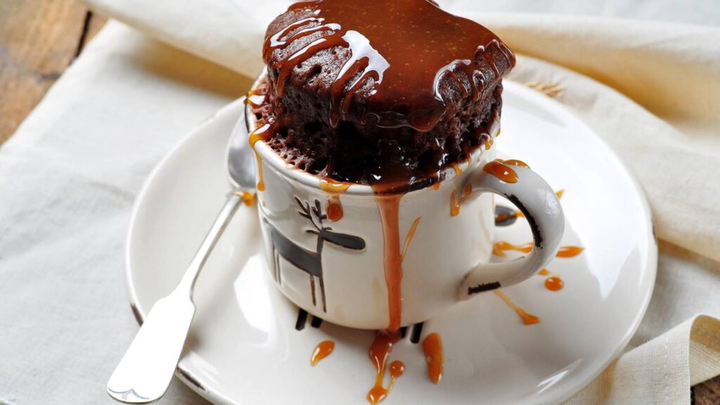 Receita rápida de bolo de chocolate com calda pronto no micro-ondas em 4 minutos