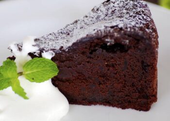 Bolo de chocolate sem farinha e sem forno é uma febre: leva 5 minutos e requer apenas dois ingredientes