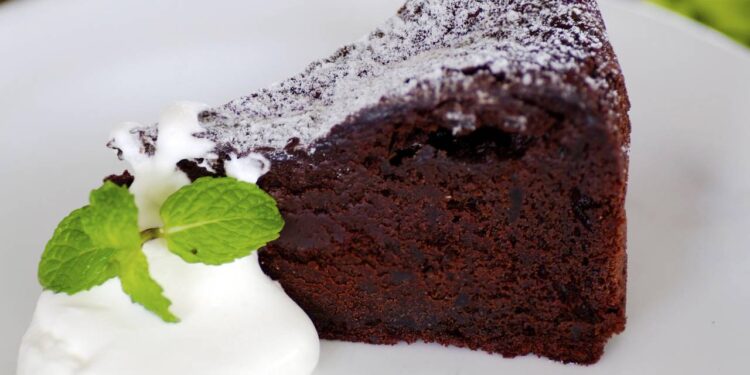 Bolo de chocolate sem farinha e sem forno é uma febre: leva 5 minutos e requer apenas dois ingredientes