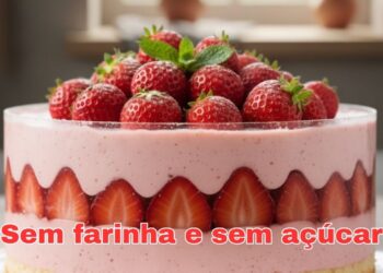 Nem farinha, nem açúcar: aprenda a fazer um bolo de morango saudável e rápido