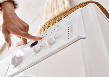 Este botão escondido da máquina de lavar pode reduzir o consumo em 30%