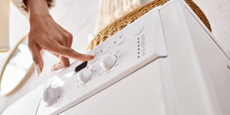 Este botão escondido da máquina de lavar pode reduzir o consumo em 30%