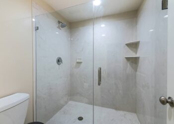 Nem sabão, nem vinagre: o truque que deixa o box brilhando sem esforço