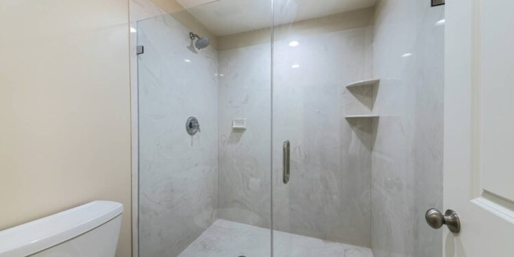 Nem sabão, nem vinagre: o truque que deixa o box brilhando sem esforço